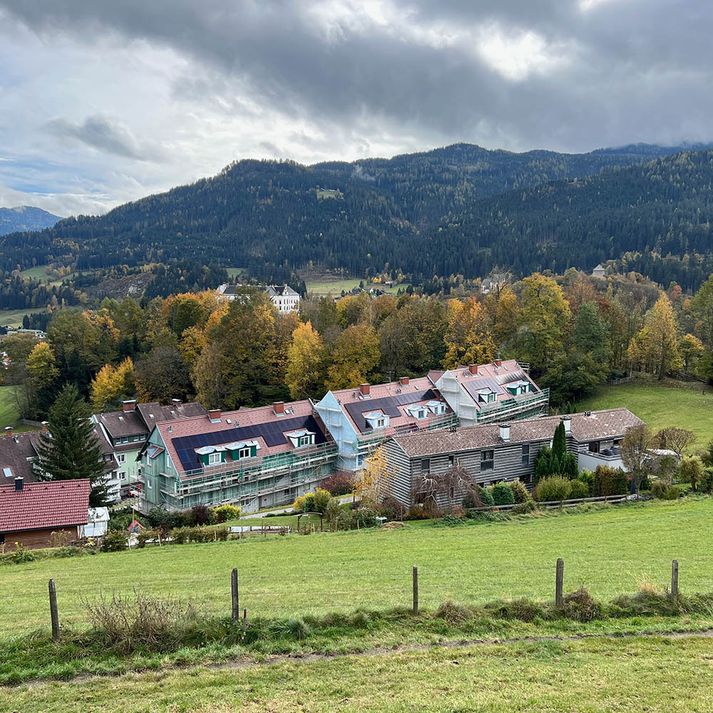 Gemeinschaftliche Photovoltaikanlage auf einem Mehrparteienhaus bzw. Mehrfamilienhaus bzw. Wohnhaus in der Fernersiedlung in Murau. Betreiber der PV Anlage ist die Sonnenschmiede.