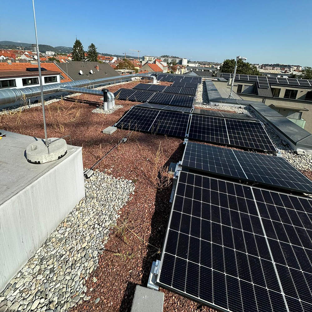 Gemeinschaftliche Photovoltaikanlage auf einem Mehrparteienhaus bzw. Mehrfamilienhaus bzw. Wohnhaus in der Janzgasse in Graz. Betreiber der PV Anlage ist die Sonnenschmiede