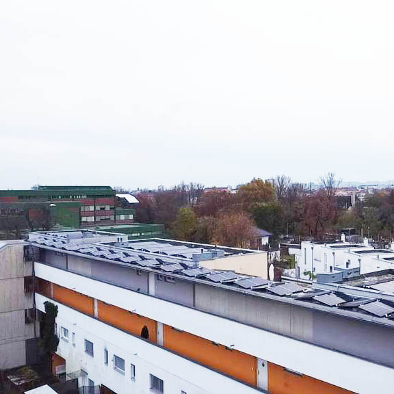 Gemeinschaftliche Photovoltaikanlage auf einem Mehrparteienhaus bzw. Mehrfamilienhaus bzw. Wohnhaus in der Kahngasse in Graz. Betreiber der PV Anlage ist die Sonnenschmiede