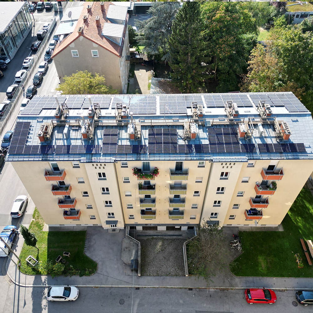Gemeinschaftliche Photovoltaikanlage auf einem Mehrparteienhaus bzw. Mehrfamilienhaus bzw. Wohnhaus in der Schippingerstraße in Graz. Betreiber der PV Anlage ist die Sonnenschmiede