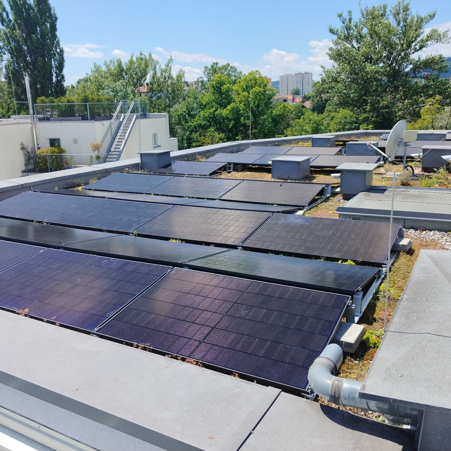 Gemeinschaftliche Photovoltaikanlage auf einem Mehrparteienhaus bzw. Mehrfamilienhaus bzw. Wohnhaus in der Schwimmschulkai in Graz. Betreiber der PV Anlage ist die Sonnenschmiede.