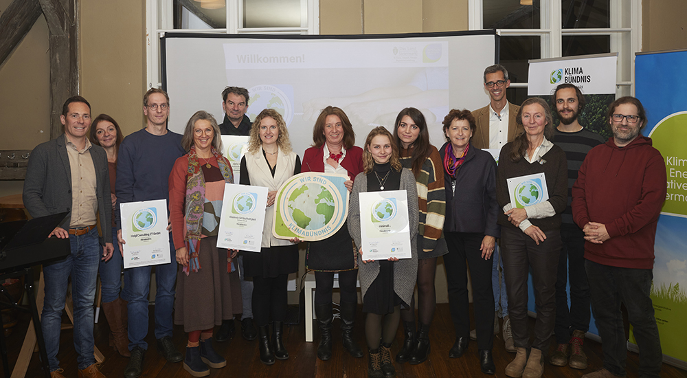 Gruppenbild Klimabündnis Aufnahmefeier in Graz im Lendloft am 13.11.2023; von links nach rechts: Friedrich Hofer, Klimabündnis Steiermark; Julia Karimi-Auer, steiermärkische Landesregierung A15; Christian Müller, Heigl Consulting ZT GmbH; Anita Tscherne, Akademie für Nachhaltigkeit Pöllauer Tal eG; Thomas Driessen, Alpha Nova Betriebsgesellschaft mbH; Victoria Schlagbauer, Akademie für Nachhaltigkeit Pöllauer Tal eG; Anja Stenglein, Klimabündnis Steiermark; Katharina Muhr, Marlene Sophia Znopp, Minimali OG; Ursula Lackner, Landesrätin; Johannes Frühmann, Sonnenschmiede GmbH; Karin Hochegger, Arge Naturschutz Ausseerland und Ennstal, Verein Naturschutzbund Steiermark Bezirksstelle Ennstal-Ausseerland; Volker Seiser, Verein Naturschutzbund Steiermark; Martin Mehrl, Kräuterkunst- Besinn dich der Natur