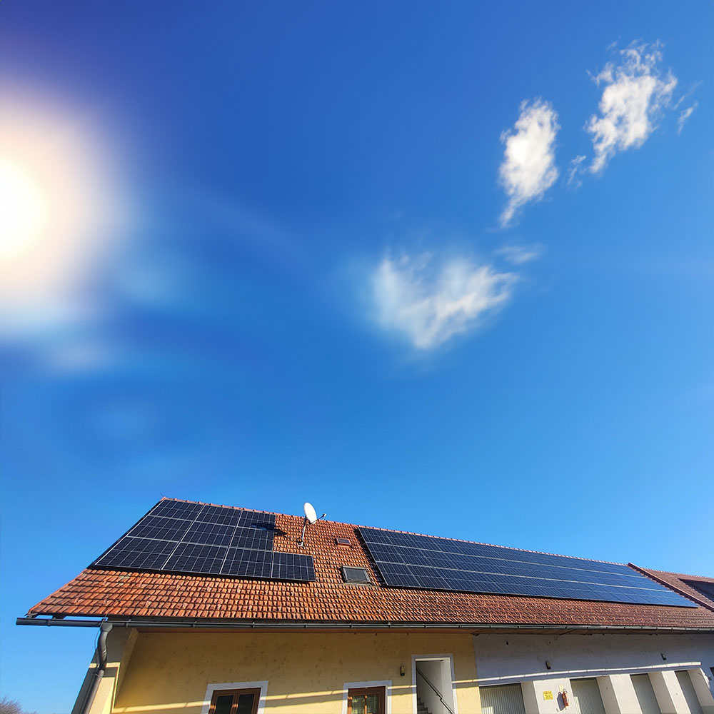 Photovoltaik auf einem Mehrparteienhaus in Maierhof errichtet von der Sonnenschmiede.