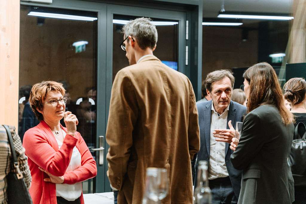 Johannes Frühmann beim Social Business Hub Meet and Greet im Gespräch